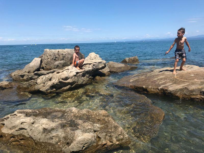 Strunjan - pláž v měsíčním zálivu