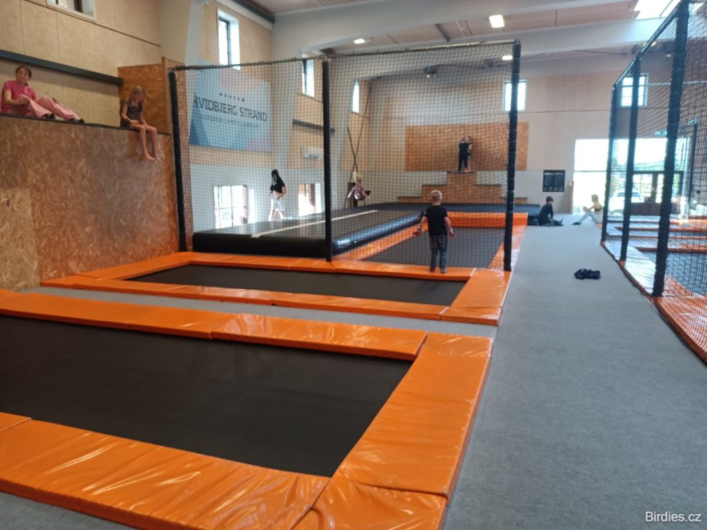 kemp Hvidbjerg Strand Feriepark - indoor herna s trampolínami