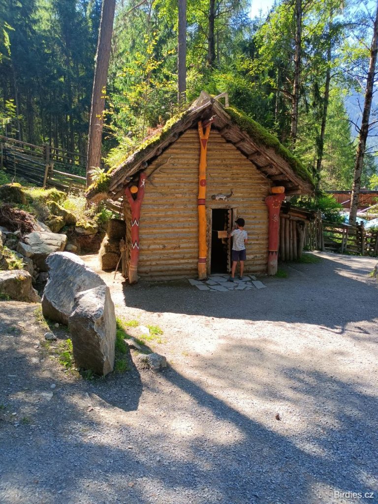 Ötzi Dorf - chýše šamana