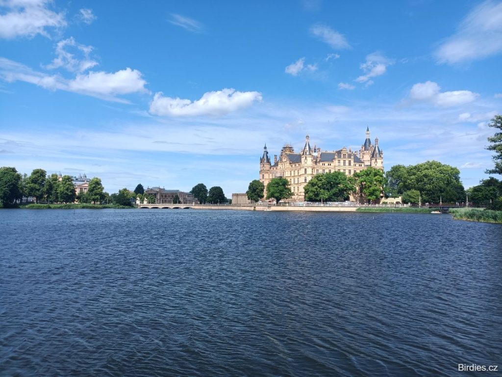 Pohled přes jezero na zámek Schwerin